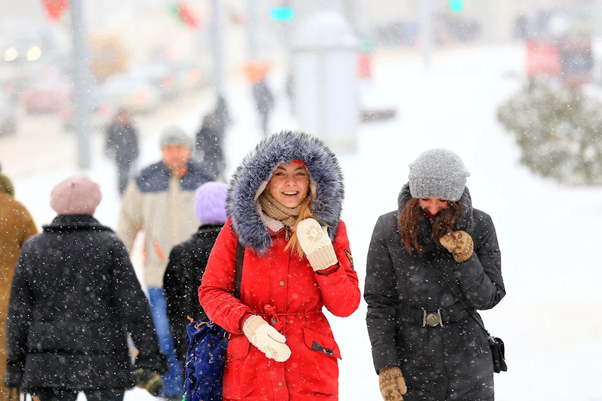 Люди в теплой одежде