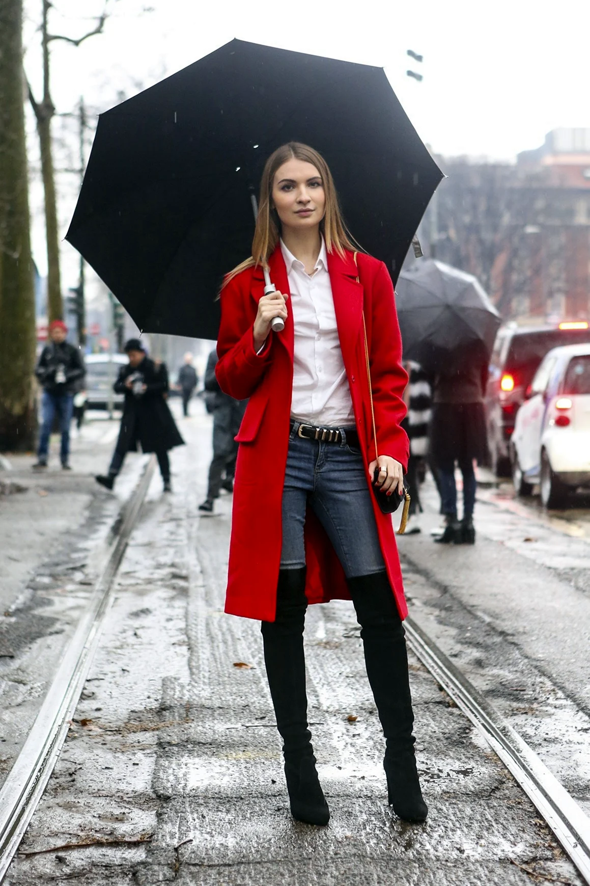 Красное пальто и ботфорты